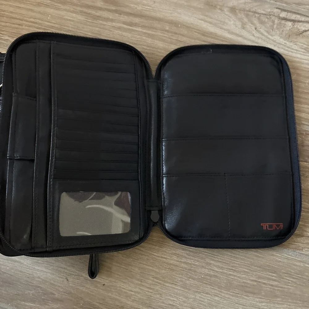 TUMI Black Leather UNISEX Bag Organizer Travel Tote Shoulder Bag LIGHTLY USED
